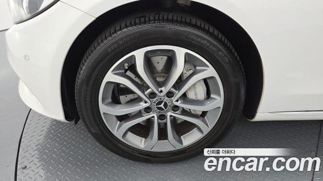 Mercedes-Benz C-Class 2018 — Photo 18/20