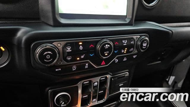 Jeep Wrangler 2021 — ფოტო 19/20