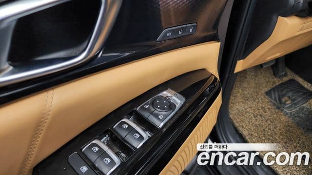 Kia Carnival 2021 — ფოტო 18/20
