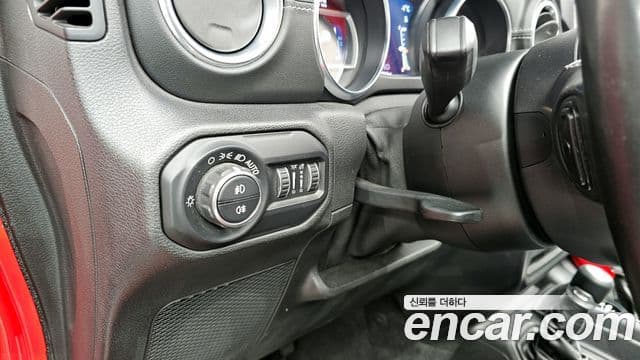 Jeep Wrangler 2020 — ფოტო 13/20