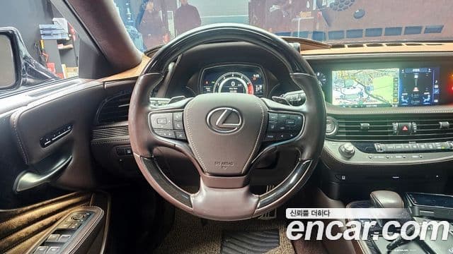 Lexus LS500 2018 — ფოტო 13/20