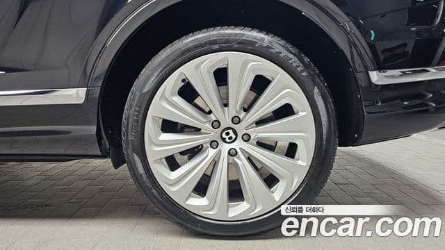 Bentley Bentayga 2023 — ფოტო 4/20