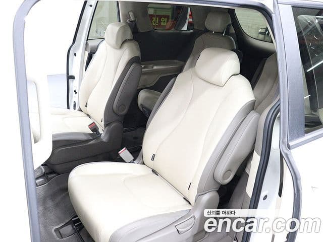 Kia Carnival 2021 — ფოტო 16/20
