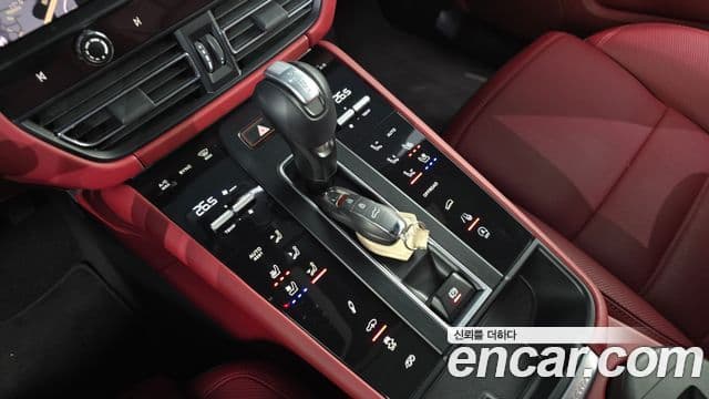 Porsche Macan 2022 — ფოტო 9/20
