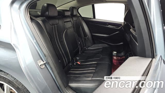 BMW 5 Series 2018 — Photo 17/20