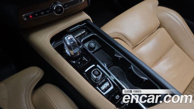 Volvo XC90 2018 — ფოტო 9/20