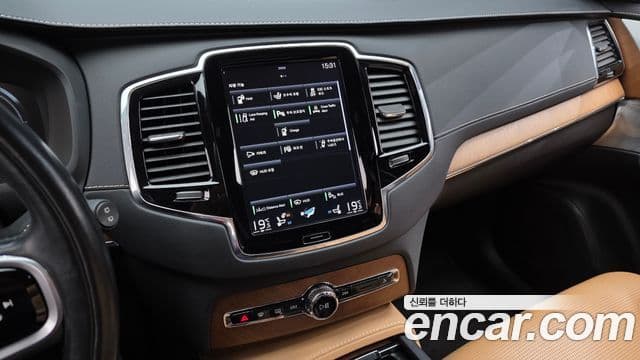 Volvo XC90 2018 — ფოტო 14/20