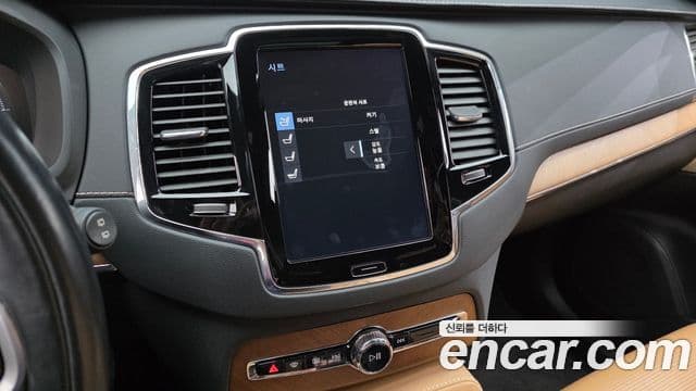 Volvo XC90 2018 — ფოტო 17/20