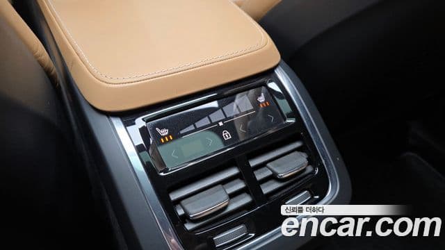 Volvo XC90 2018 — ფოტო 18/20