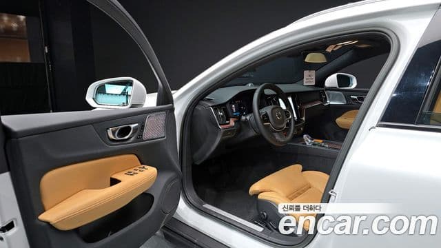 Volvo V60 Cross Country 2023 — фото 10 из 20