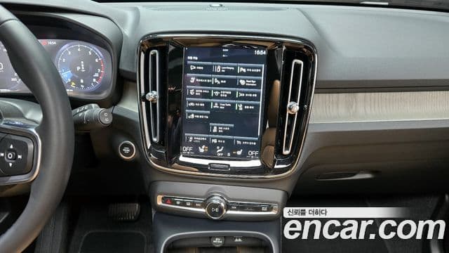 Volvo XC40 2021 — ფოტო 13/20