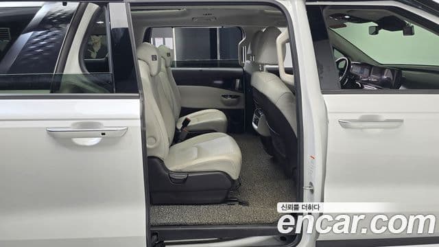 Kia Carnival 2021 — фото 12 из 20