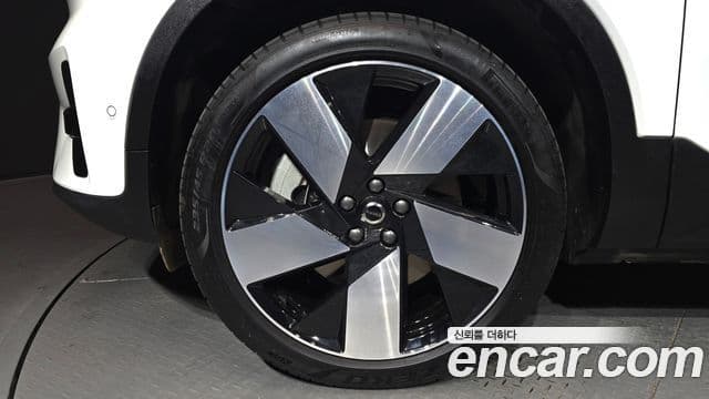 Volvo XC40 Recharge 2024 — ფოტო 13/20