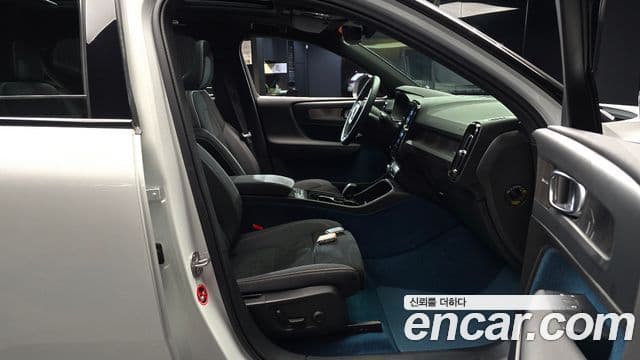 Volvo XC40 Recharge 2024 — ფოტო 9/20