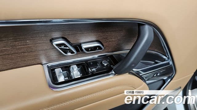 Land Rover Range Rover 2023 — фото 14 из 20