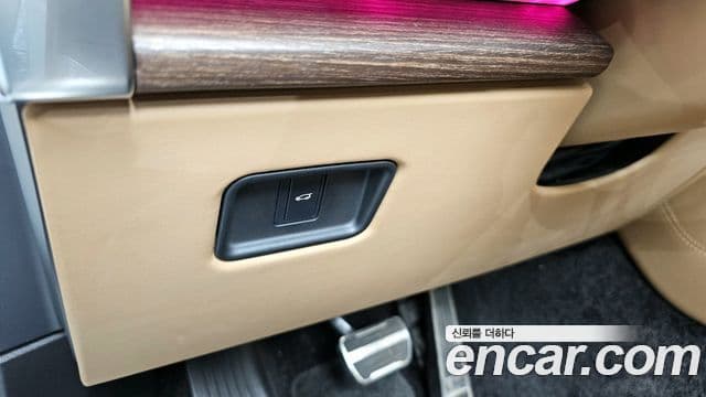 Land Rover Range Rover 2023 — фото 15 из 20