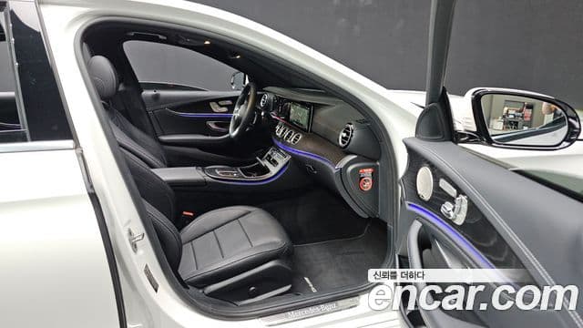 Mercedes-Benz E-Class 2022 — ფოტო 17/20