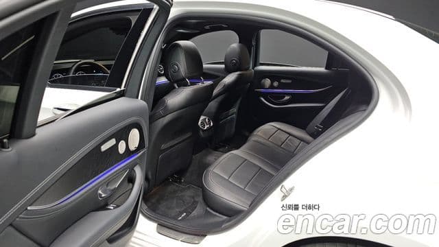 Mercedes-Benz E-Class 2022 — ფოტო 18/20