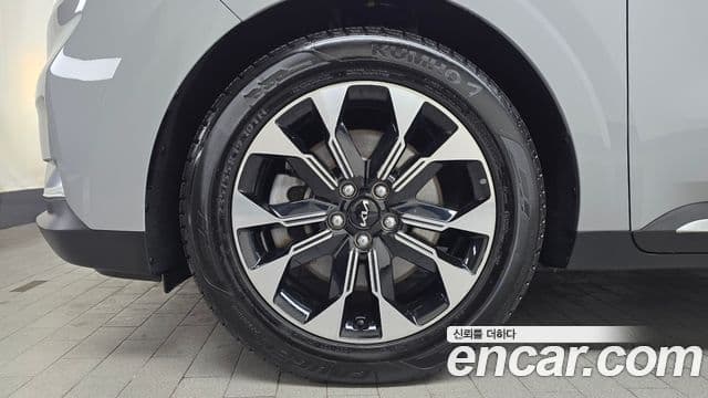 Kia Carnival 2023 — ფოტო 5/20