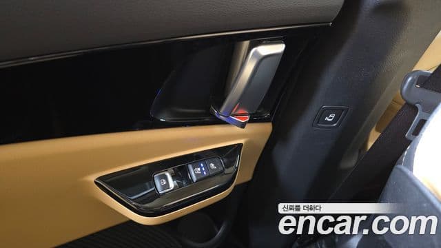 Kia Carnival 2023 — ფოტო 19/20