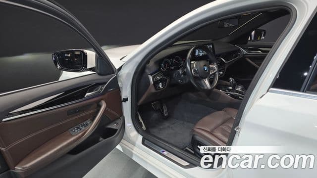BMW 5 Series 2018 — Şəkil 10/20