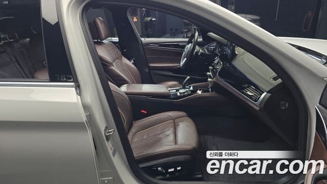 BMW 5 Series 2018 — фото 11 из 20