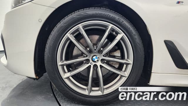 BMW 5 Series 2018 — ფოტო 15/20