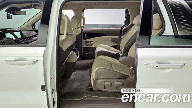 Kia Carnival 2022 — фото 11 из 20