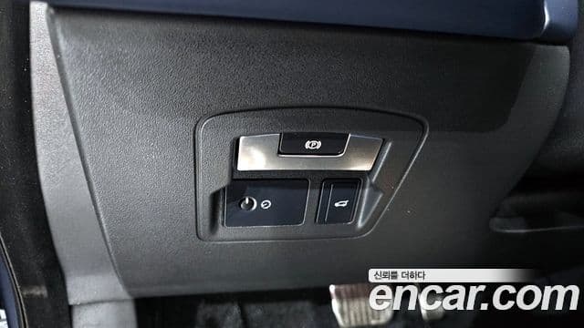 Land Rover Range Rover Velar 2018 — ფოტო 17/20