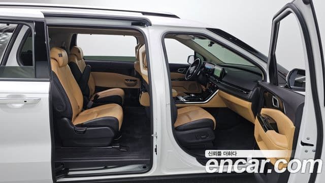 Kia Carnival 2023 — фото 11 из 20