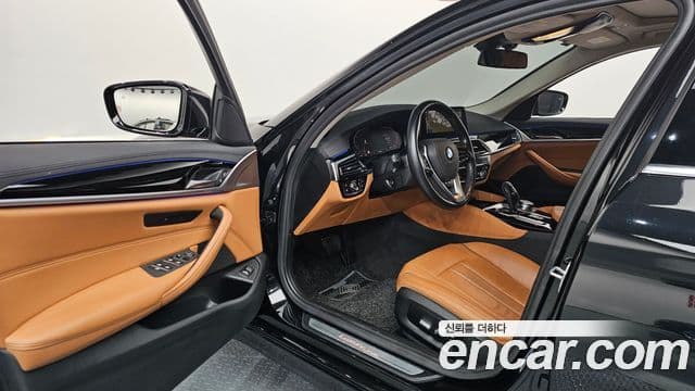 BMW 5 Series 2019 — ფოტო 8/20