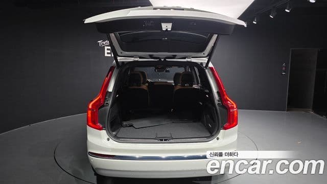 Volvo XC90 2022 — ფოტო 20/20