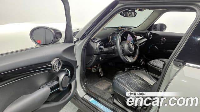 Mini Cooper 2021 — ფოტო 8/20