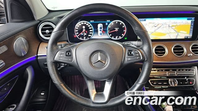 Mercedes-Benz E-Class 2018 — ფოტო 13/20