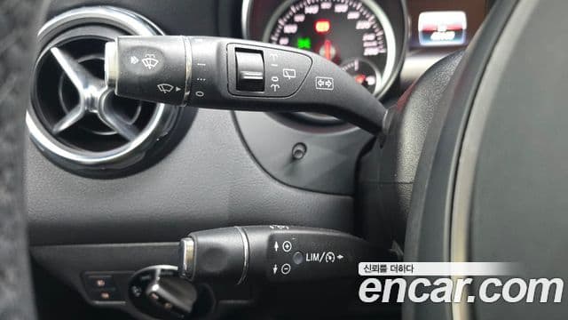 Mercedes-Benz GLA-Class 2019 — Şəkil 16/20