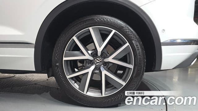 Volkswagen Touareg 2023 — Photo 30/35
