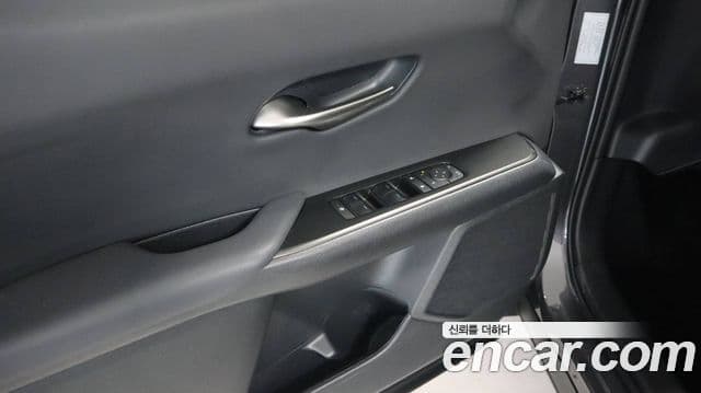 Lexus UX300h 2025 — фото 11 из 16