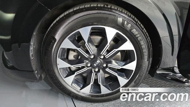 Kia Carnival 2021 — фото 5 из 20