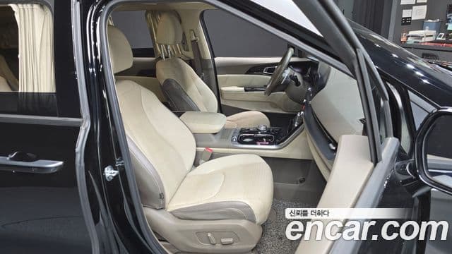 Kia Carnival 2021 — фото 12 из 20