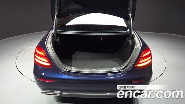 Mercedes-Benz E-Class 2018 — фото 16 из 20