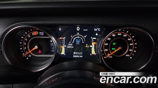 Jeep Wrangler 2019 — ფოტო 7/20