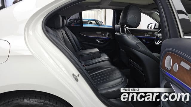 Mercedes-Benz E-Class 2019 — фото 12 из 20