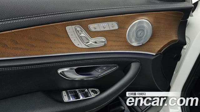 Mercedes-Benz E-Class 2019 — ფოტო 19/20