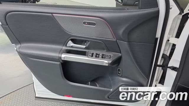 Mercedes-Benz GLB-Class 2022 — Photo 31/34