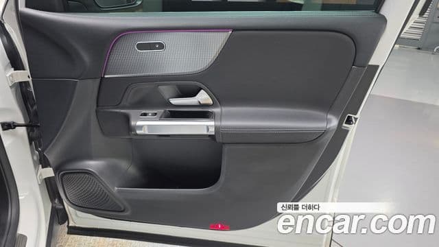 Mercedes-Benz GLB-Class 2022 — Photo 21/34
