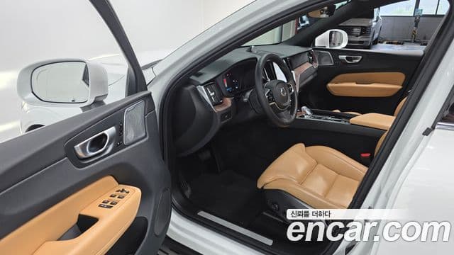 Volvo XC60 2023 — ფოტო 10/20