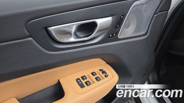 Volvo XC60 2023 — ფოტო 14/20