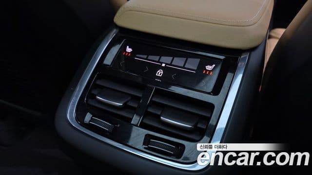 Volvo XC60 2023 — ფოტო 19/20