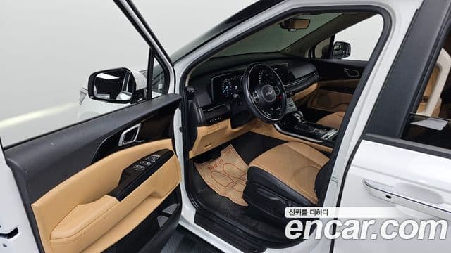 Kia Carnival 2022 — фото 10 из 20