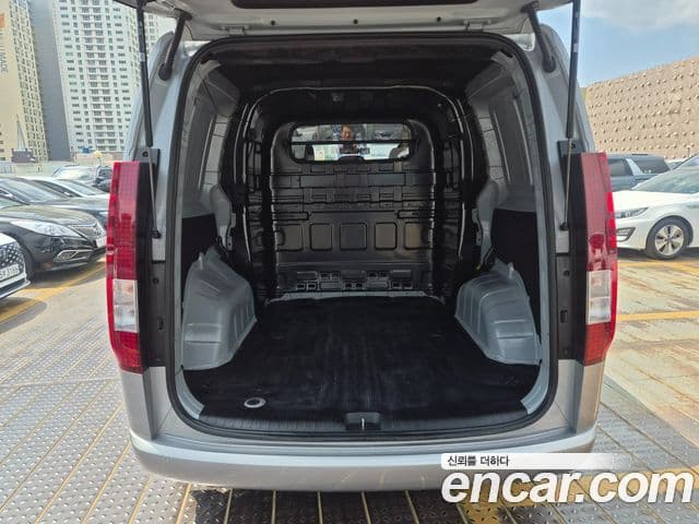 Hyundai Staria 2023 — фото 8 из 18